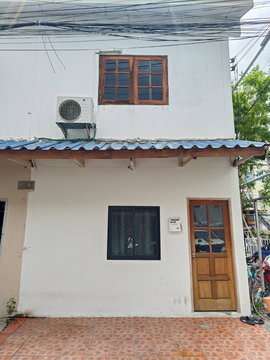 House for rent, Soi Theplila 25, near Town in Town. Accessible via multiple routes, including the Ramintra Expressway and the Huai Khwang/Ratchada 