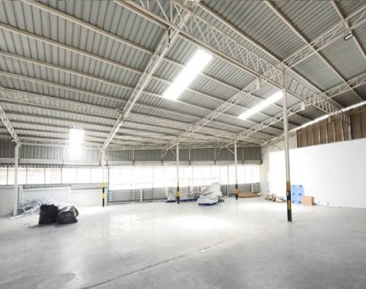 รูป ให้เช่าโรงงาน พร้อมสำนักงาน ขนาดใหญ่ / พื้นที่ 1368 ตารางเมตร / พื้นที่สีม่วง ขอ รง 4 ได้ / ติดริมถนนแพรกษา / ทำเลดีมาก / รถเทรลเลอร์เข้าออกสะดวก - รูปที่ 4/8