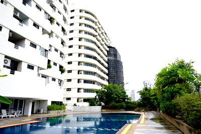 Condos for sale BTS Ekkamai : Connected 2-Unit Condo for Sale at Modern Town Condominium, Khlong Tan    280.54 sq.m.   4 Bedrooms  4 Bathrooms   Phra Khanong, Bangkok