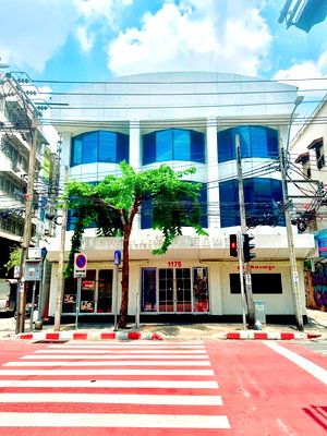 Shophouses for rent Bangkok : Rooms for rent inside a 2-story commercial building.