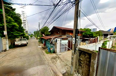 Land for sale Sukhumvit Road : Land for sale in Soi Udom Suk 28 with a wooden house. **Near BTS Udom Suk, very convenient transportation.** (N.2064)