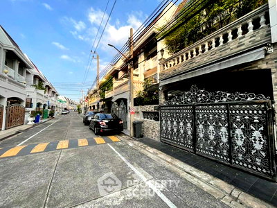 Townhouses for sale Chonburi : 5-BR Townhouse close to Pattaya (ID 2909378)