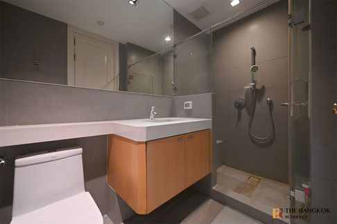 Live the Luxury Style in a High-potential Location Athenee Residence near BTS Phloen Chit