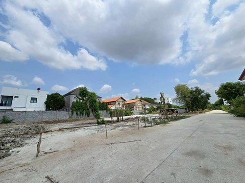 Vacant land for sale in Soi Punnavithi 39, near BTS Punnavithi. Convenient transportation. (N.2086)