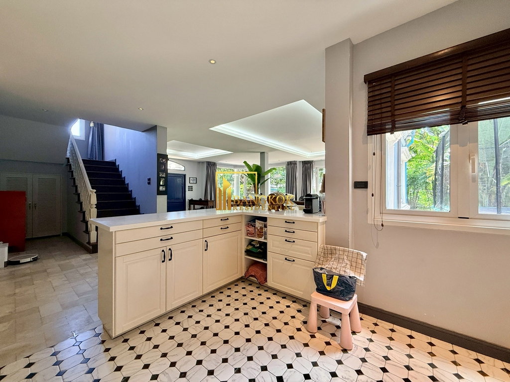 รูป Renovated 5 Bedroom House For Rent in Phra Khanong Area - BR28318SH - รูปที่ 16/47
