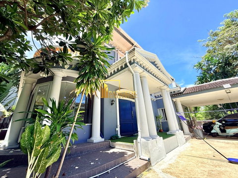 Renovated 5 Bedroom House For Rent in Phra Khanong Area - BR28318SH