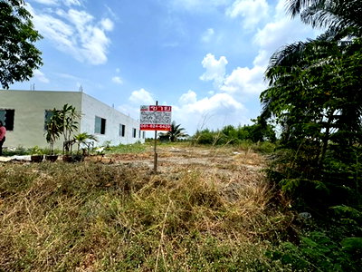 Land for sale Chalong Krung Road : Beautiful land for sale, already leveled and ready to use, Suwinthawong Soi 47. **Only 900,000 baht.** Great price, perfect for investment.🏡 (N.2095)