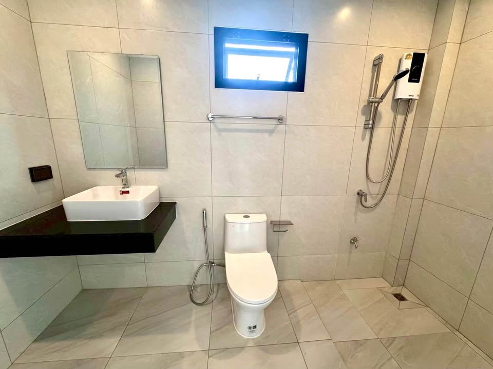 รูป ให้เช่า Modern Luxury Home Office บ้านแฝด 3 ชั้น ลาดพร้าว 87 แยก 28   - รูปที่ 16/17