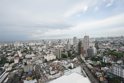 The Crest Park Residences near MRT Phahonyothin Station Start your comfort here