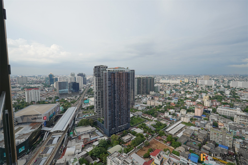 The Crest Park Residences near MRT Phahonyothin Station Start your comfort here