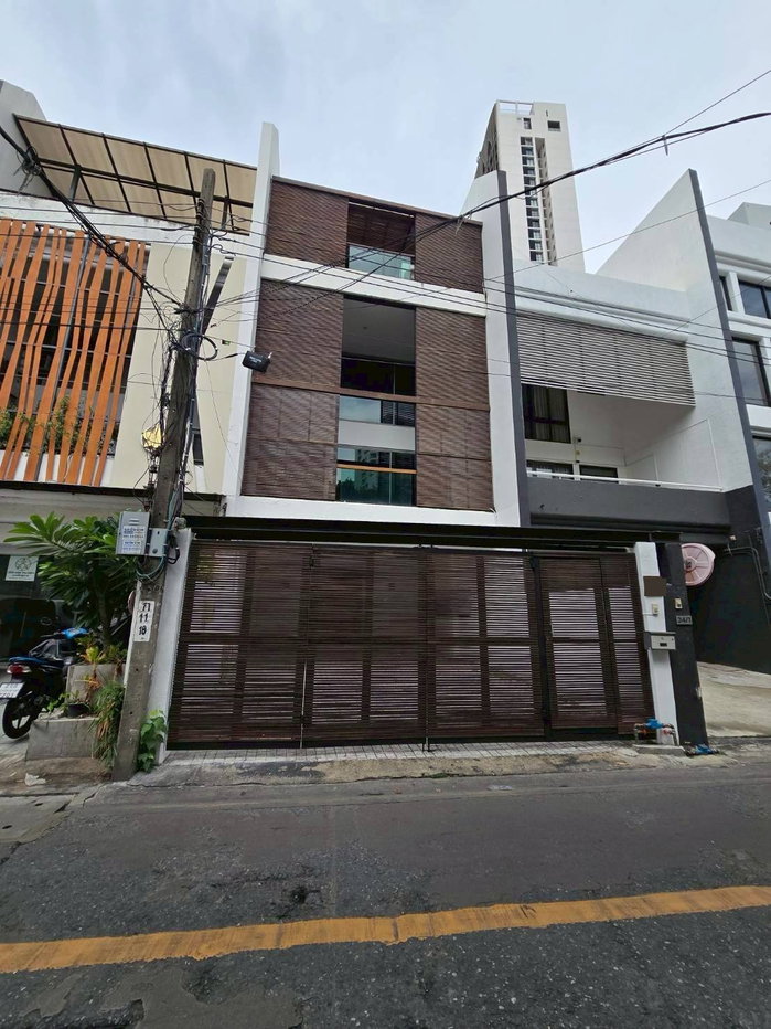 รูป ขายทาวน์โฮม 4 ชั้น สุขุมวิท 35 ทำเลดี ใจกลางเมือง ใกล้ BTS พร้อมพงษ์ (N.2139) - รูปที่ 1/17