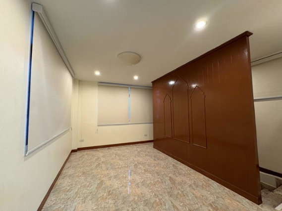 รูป Detached House + Rooftop 3-Storey Renovated Home Charoen Nakhon Area - รูปที่ 17/20