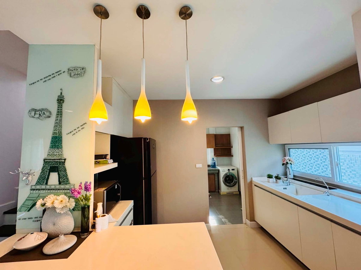 รูป บ้านเดี่ยวในทำเลคุณภาพ ที่มอบการพักผ่อนเงียบสงบให้กับคุณ บ้านหันทิศใต้ บนที่ดินกว่า 84.8 ตรว. พื้นที่ใช้สอย 200 ตรม. 5 ห้องนอน 4 ห้องน้ำ 4 จอดรถ - รูปที่ 8/12