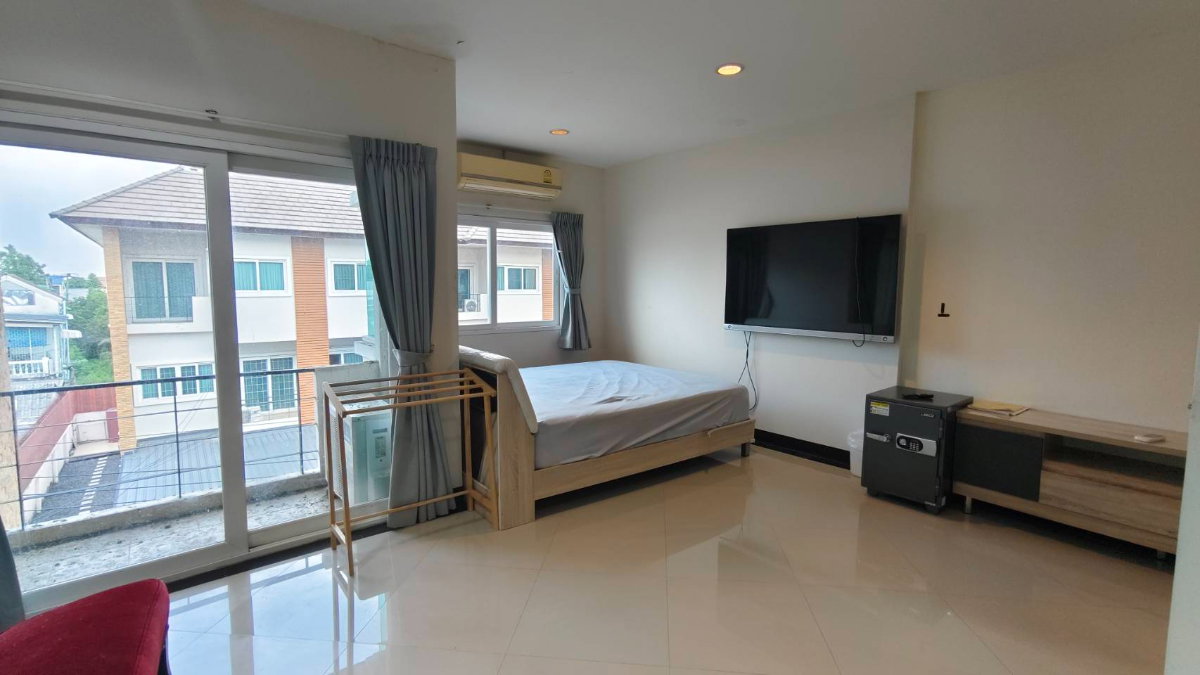 รูป ขายบ้านเดี่ยว 3 ชั้น  หมู่บ้านสิตานันท์ เนื้อที่ 47 ตรว  หลังมุมในสุด 4 ห้องนอน 3น้ำ  มีสระว่ายน้ำส่วนตัว สวยมาก - รูปที่ 10/19