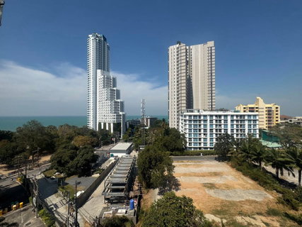 2 Levels Condo( Duplex Unit) located near Wongamat Beach 3beds 3baths. Selling for only 3.59Million thb (Foreign Name)