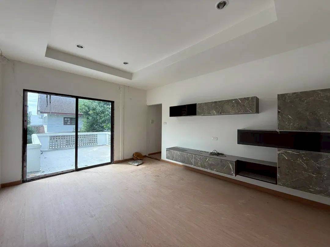 รูป ขายบ้านเดี่ยว : บางนา วิลล่า ขนาดที่ดิน 93.5 ตร.วา. พื้นที่ใช้สอย 375 ตร.ม. 3 ห้องนอน 3 ห้องน้ำ ที่จอดรถ 2 คัน ตกแต่งใหม่พร้อมอยู่ - รูปที่ 2/5