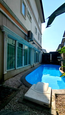 บ้านเดี่ยว วิทยาลัยดุสิตธานี : ขายบ้านเดี่ยว 3 ชั้น  หมู่บ้านสิตานันท์ เนื้อที่ 47 ตรว  หลังมุมในสุด 4 ห้องนอน 3น้ำ  มีสระว่ายน้ำส่วนตัว สวยมาก