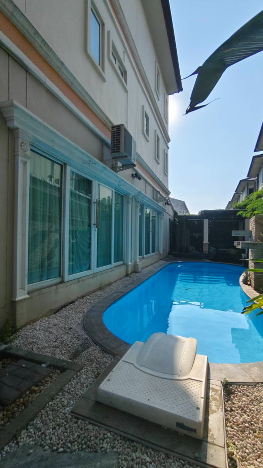 รูป ขายบ้านเดี่ยว 3 ชั้น  หมู่บ้านสิตานันท์ เนื้อที่ 47 ตรว  หลังมุมในสุด 4 ห้องนอน 3น้ำ  มีสระว่ายน้ำส่วนตัว สวยมาก - รูปที่ 1/19