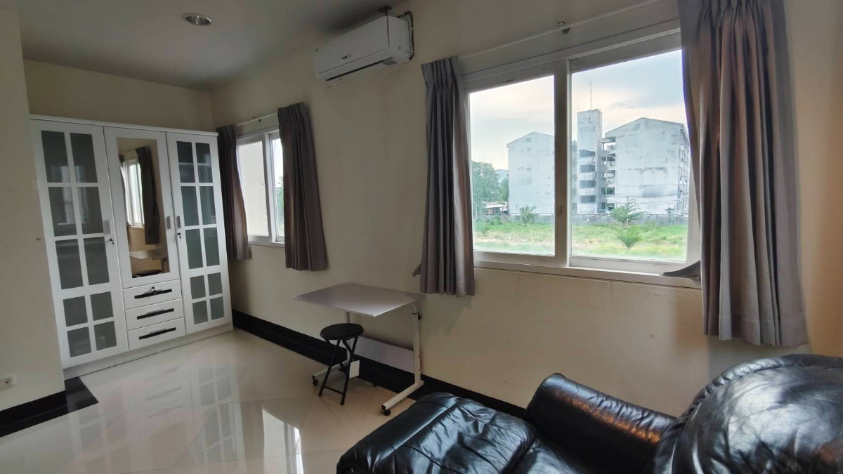 รูป ขายบ้านเดี่ยว 3 ชั้น  หมู่บ้านสิตานันท์ เนื้อที่ 47 ตรว  หลังมุมในสุด 4 ห้องนอน 3น้ำ  มีสระว่ายน้ำส่วนตัว สวยมาก - รูปที่ 8/19