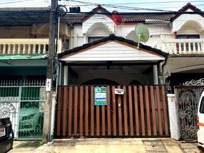 Townhouses for rent Bangkok : 2-Storey Townhouse for Rent in Huai Khwang, Soi Sitthipanya, Prime Location, Ready to Move In, 120 sq.m., 2 Bedrooms, 2 Bathrooms