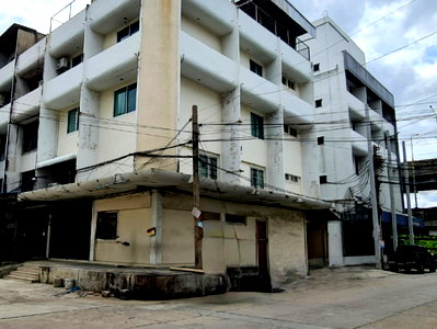 Shophouses for rent : Urgent! Commercial building for rent, 2 units (4 floors + rooftop), fully furnished and ready to move in. Located on Ramkhamhaeng 26 Road