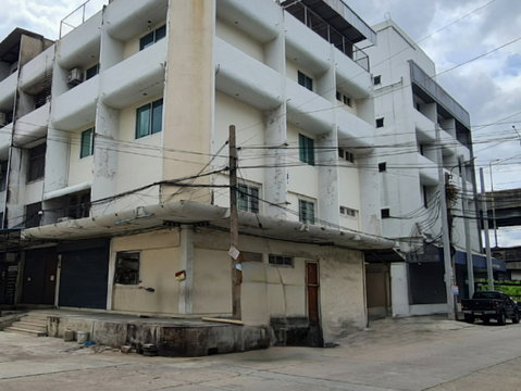 Urgent! Commercial building for rent, 2 units (4 floors + rooftop), fully furnished and ready to move in. Located on Ramkhamhaeng 26 Road