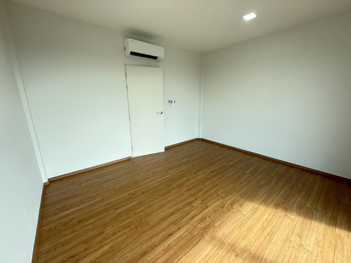 รูป #ขาย / เช่า โฮมออฟฟิศ 3 ชั้น DISTRICT พหลโยธิน–วิภาวดี | AP Home Office มี 3ห้องนอน 4 ห้องน้ำ โฮมออฟฟิศทำเลดีในโครงการคุณภาพจาก AP - รูปที่ 11/18