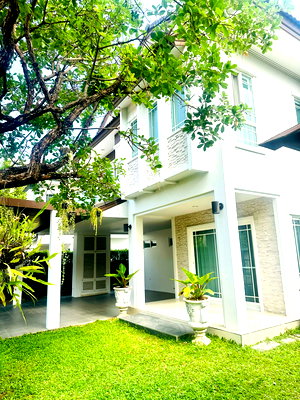 บ้านเดี่ยว สวนดอกปาร์ค : บ้านเดี่ยวในทำเลคุณภาพ ที่มอบการพักผ่อนเงียบสงบให้กับคุณ บ้านหันทิศใต้ บนที่ดินกว่า 84.8 ตรว. พื้นที่ใช้สอย 200 ตรม. 5 ห้องนอน 4 ห้องน้ำ 4 จอดรถ 