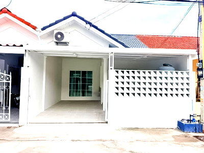 Townhouses for sale Chonburi : Townhouse for Sale Soi Khao Noi East Pattaya