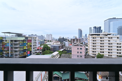 SOHO Bangkok Ratchada near MRT Huai Khwang Station Condo in Prime Location, Attractive Price