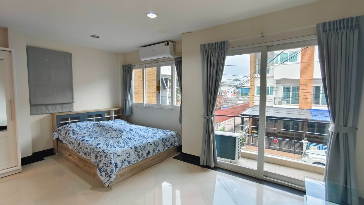 รูป ขายบ้านเดี่ยว 3 ชั้น  หมู่บ้านสิตานันท์ เนื้อที่ 47 ตรว  หลังมุมในสุด 4 ห้องนอน 3น้ำ  มีสระว่ายน้ำส่วนตัว สวยมาก - รูปที่ 13/19