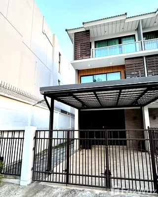 Townhouses for sale Bangkok : 4 Bedroom Townhouse for sale at Supalai Essence Ladprao  6288845