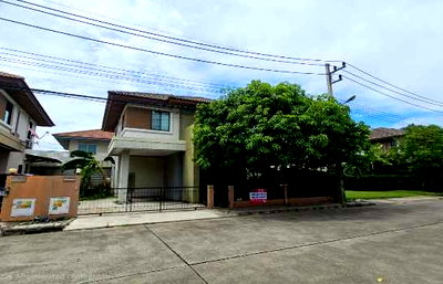 Houses for sale Pathumthani : Single house for sale, corner unit, next to a lawn, Habitia Ratchapruek, 130 sq m, 50 sq wa. Lush and pleasant surroundings.