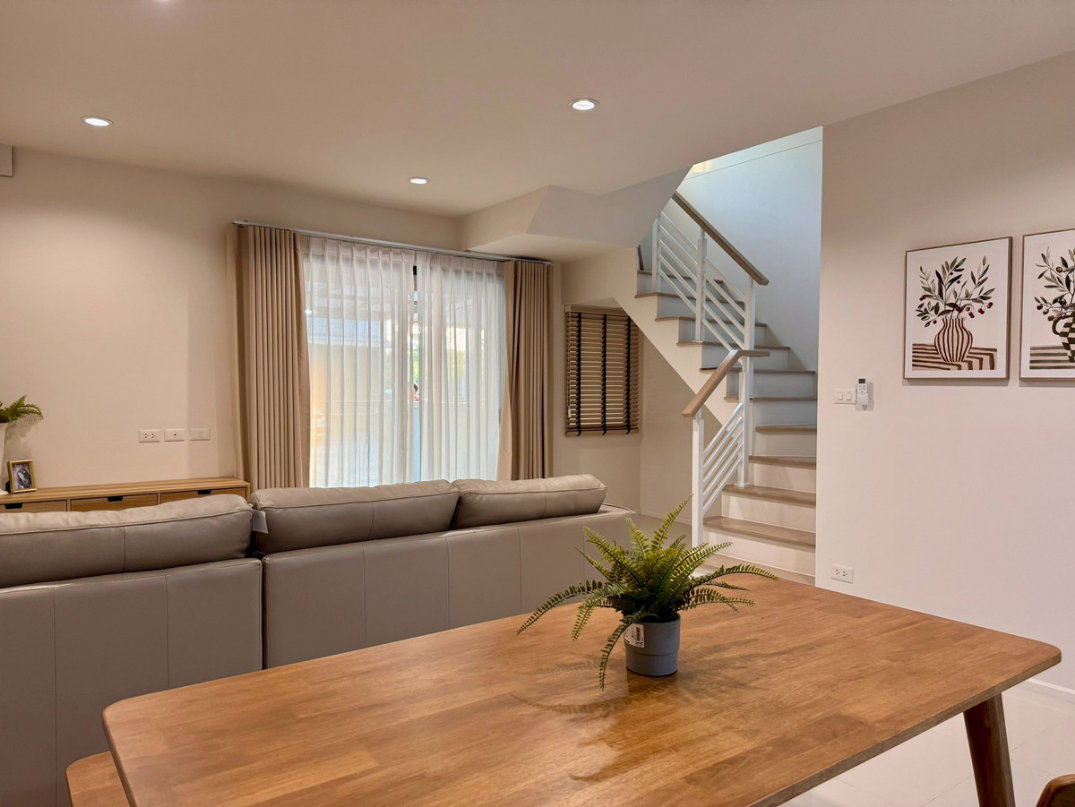 รูป 🏡✨ ให้เช่าทาวน์โฮมโมเดิร์น — Eston Ladkrabang ทำเลดีที่สุดในโครงการ ติดถนนใหญ่ ซอยแรก เข้า–ออกสะดวกมาก  - รูปที่ 2/15