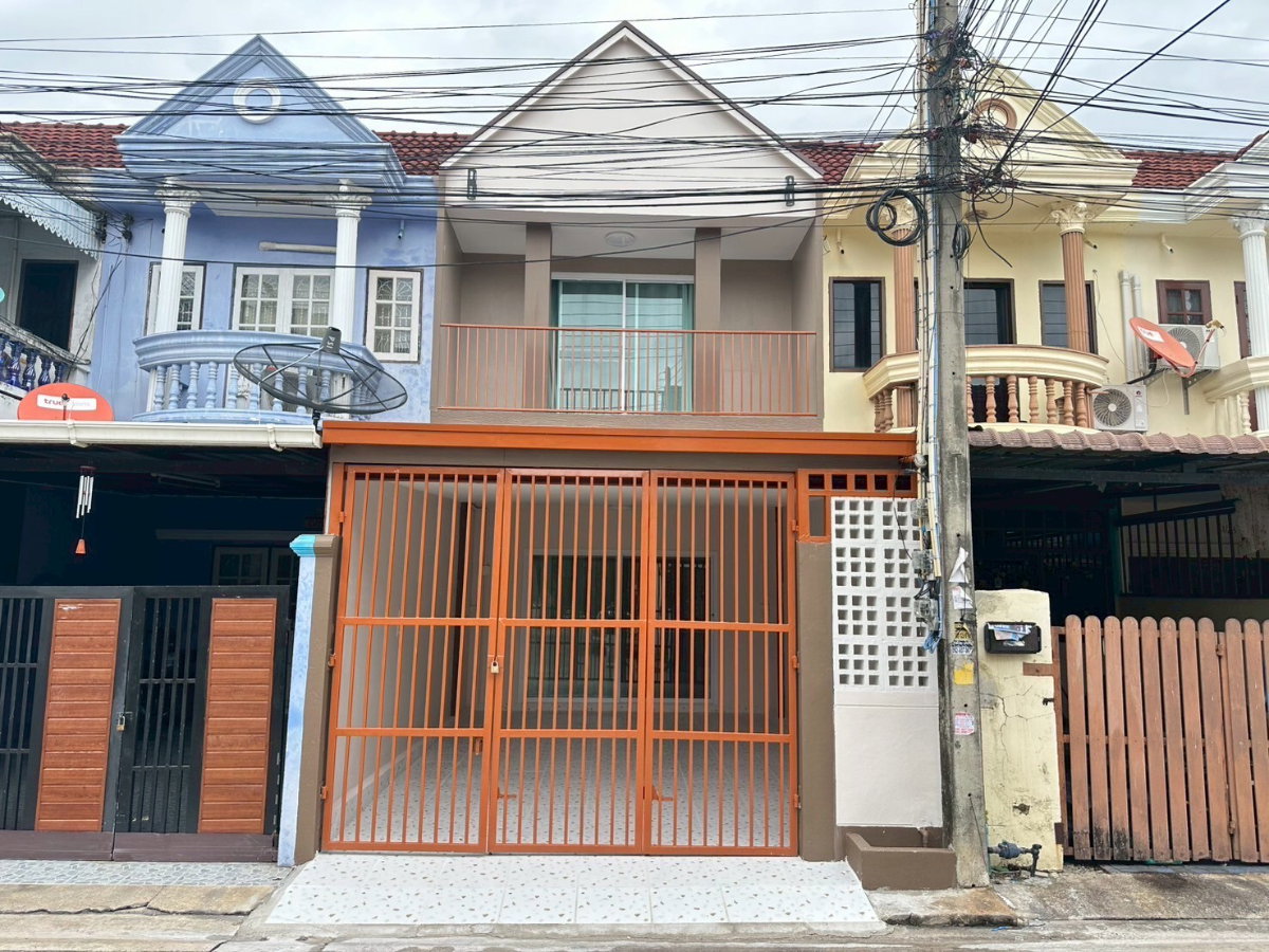 Two-story townhome for sale on Netradi Road, Bang Saen. Newly renovated throughout.
