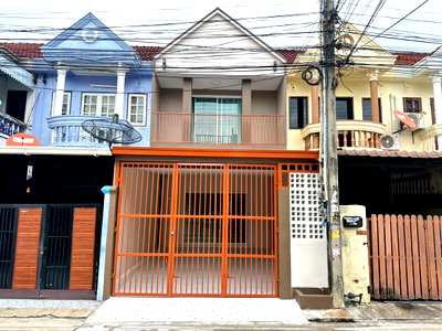 ทาวน์โฮม ชลบุรี : ขายทาวน์โฮม 2 ชั้น ถ.เนตรดี บางแสน รีโนเวทใหม่ทั้งหลัง 