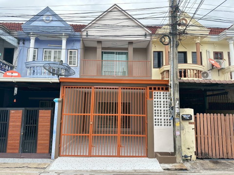 Two-story townhome for sale on Netradi Road, Bang Saen. Newly renovated throughout.
