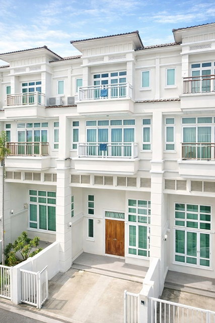รูป คฤหาสน์แนวตั้ง ทาวน์โฮม 3.5 ชั้น 5 น้ำ ใกล้ BTSอ่อนนุช700 ม. BTSบางจาก 800ม. 4 นอน - รูปที่ 1/8
