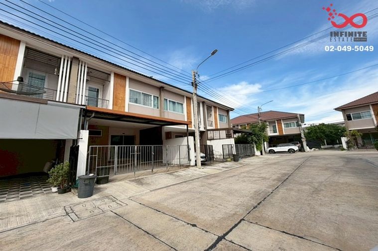 3-bed townhouse for sale, 28.5 sq wah, Lat Krabang