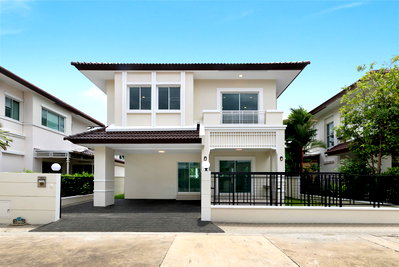 บ้านเดี่ยว ถนนบางกรวย-ไทรน้อย : บ้านเดี่ยว 2 ชั้น รีโนเวทใหม่ หมู่บ้าน เดอะ เซนโทร รัตนาธิเบศร์ ใกล้กับวัดสวนแก้ว และรถไฟฟ้า MRT สายสีม่วง สถานีบางพลู