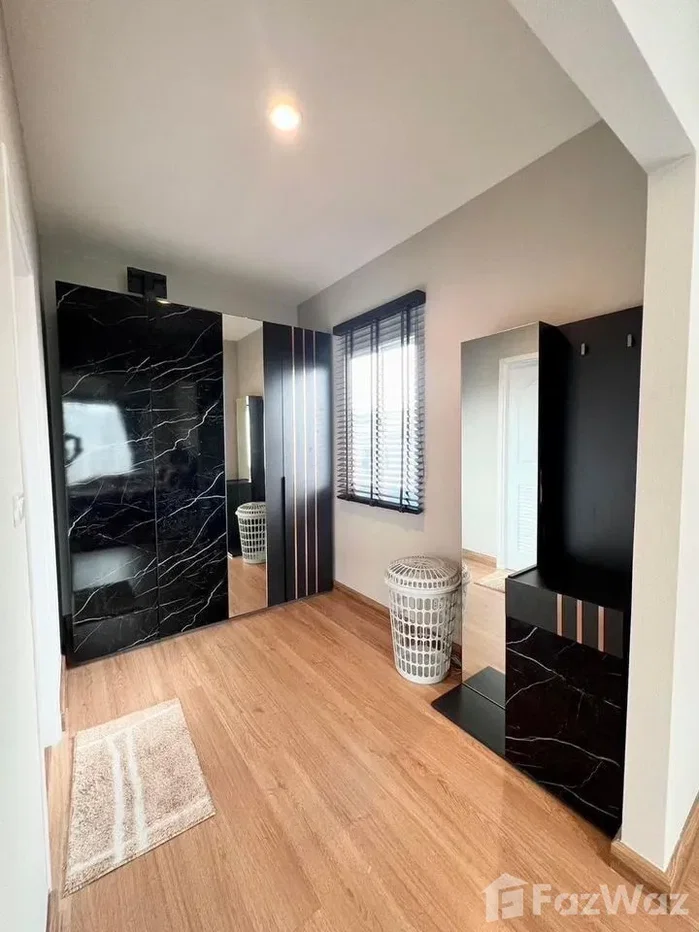 picture 4 Bedrooms, 2 Bathrooms with Office Space 1830966 - 11/25