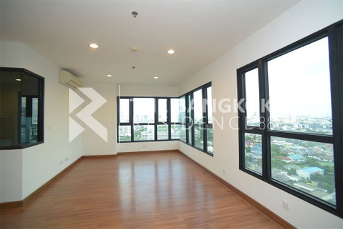 🛏️ Spacious 2-Bedroom Condo for Sale The Crest Phahonyothin 11 Near BTS Saphan Khwai