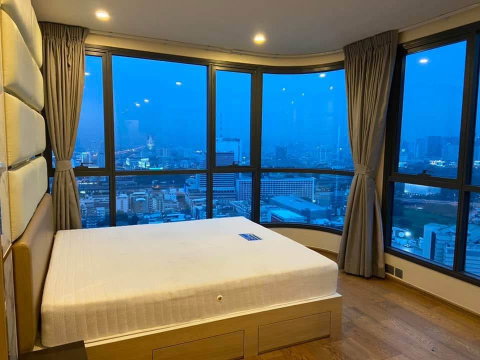 P-41921 — Luxury High-Floor Condo! Q Chidlom - Phetchaburi Near BTS Chidlom, Fully Equipped. Price 45,000 THB. Tel 085-592-2897 Line: @easythaihome