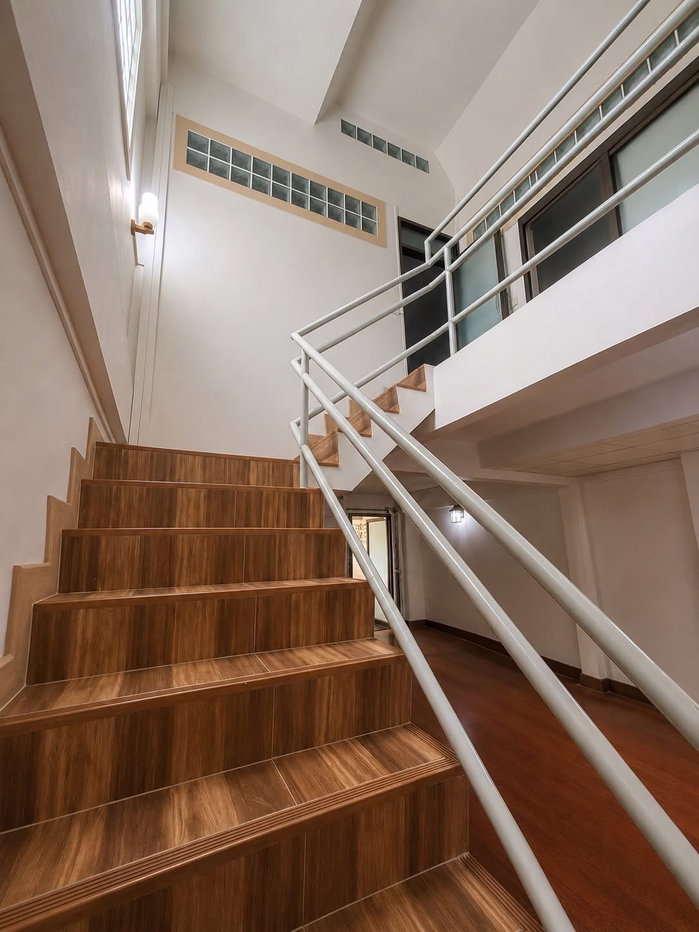 รูป 🏡 บ้านเช่ารีโนเวทใหม่ ทาวน์เฮ้าส์ 2 ชั้น หมู่บ้านเสียงสนนิเวศน์ ซอยสุขุมวิท 68 2 ห้องนอน 2 ห้องน้ำ พื้นที่ 24 ตร.ว. พร้อมอยู่ ทำเลสุขุมวิท  - รูปที่ 3/5