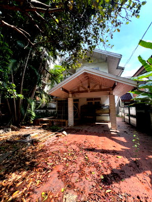บ้านเดี่ยว วิทยาลัยพณิชยการบางนา : ขายบ้านเดี่ยว 63 ตร.ว. ทำเลทองบางนา-ตราด 42 – ราคาที่ดินเปล่า แต่ได้บ้านพร้อมสวนร่มรื่น!