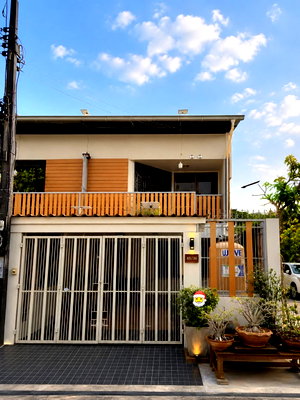 เช่าทาวน์โฮม BTS อุดมสุข : 🏡 บ้านเช่ารีโนเวทใหม่ ทาวน์เฮ้าส์ 2 ชั้น หมู่บ้านเสียงสนนิเวศน์ ซอยสุขุมวิท 68 2 ห้องนอน 2 ห้องน้ำ พื้นที่ 24 ตร.ว. พร้อมอยู่ ทำเลสุขุมวิท 