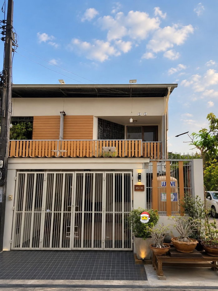 รูป 🏡 บ้านเช่ารีโนเวทใหม่ ทาวน์เฮ้าส์ 2 ชั้น หมู่บ้านเสียงสนนิเวศน์ ซอยสุขุมวิท 68 2 ห้องนอน 2 ห้องน้ำ พื้นที่ 24 ตร.ว. พร้อมอยู่ ทำเลสุขุมวิท  - รูปที่ 1/5