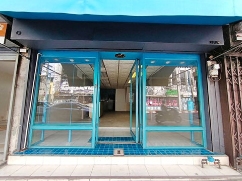 ตึกแถว 3 ชั้นให้เช่าทำร้านค้าหรืออยู่อาศัย ติดถนนเจริญกรุง แยกสี่พระยา ใกล้รอยัลซิตี้