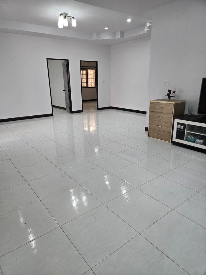 picture Sales prime location single house 3BR,2BA,easy access to everywhere. - 10/19