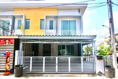 เช่าทาวน์โฮม ถนนศรีนครินทร์ : ให้เช่าทาวน์โฮม หมู่บ้านเดอะคอนเนค แบริ่งสเตชั่น 10 ครับ บ้านสภาพดี พร้อมเข้าอยู่ ทำเลเดินทางสะดวกมาก เข้าออกได้ 2 ทาง ทั้งฝั่งแบริ่งและศรีนครินทร์